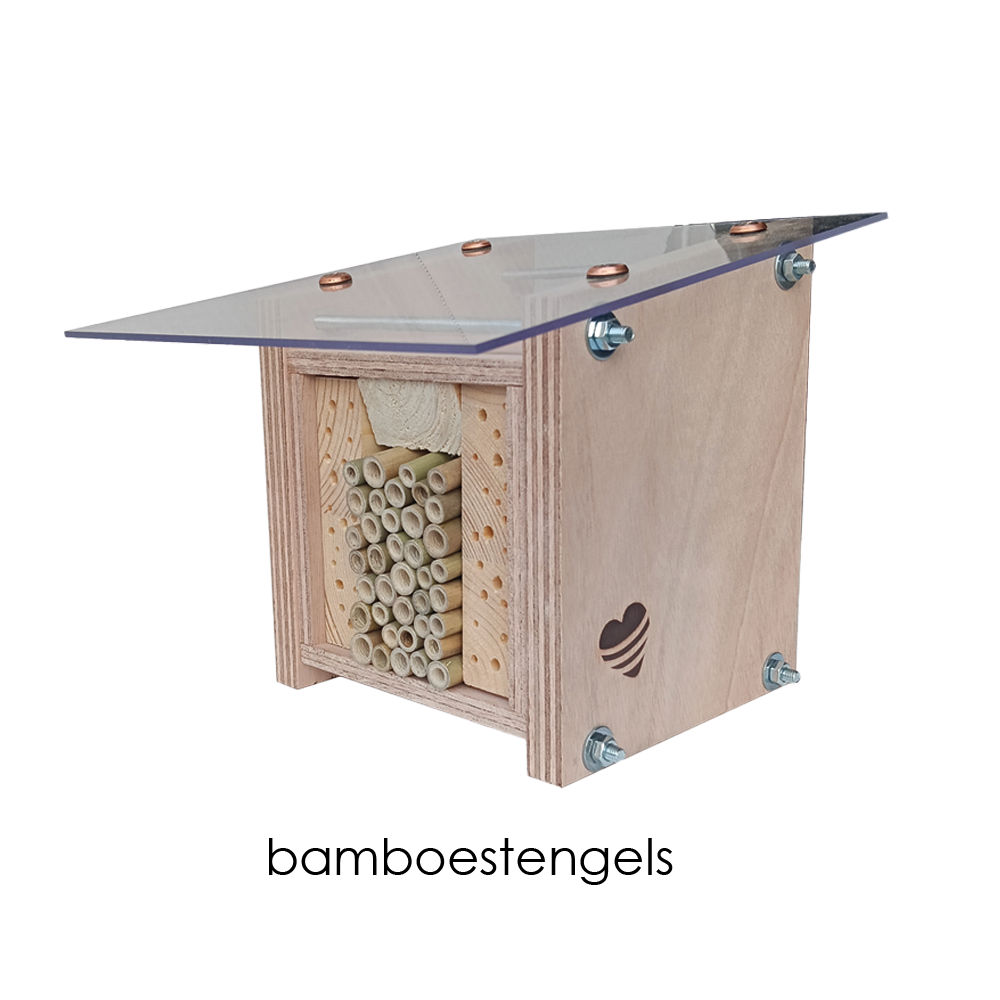 Nestkastje met bamboestengels